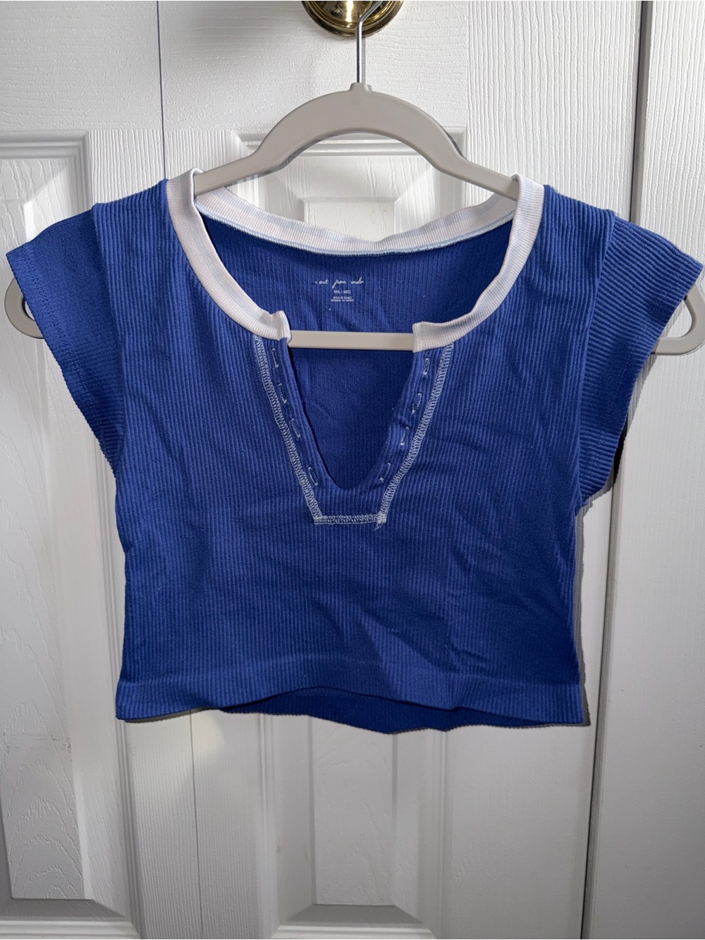 UO Ribbed V-Neck Crop Top